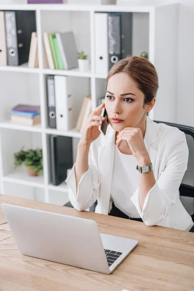 Aantrekkelijke Professionele Zakenvrouw Praten Smartphone Werkplek Met Laptop — Gratis stockfoto