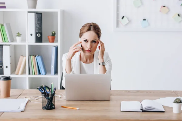 Frustrated Businesswoman Talking Smartphone Workplace Laptop — Stock Photo, Image