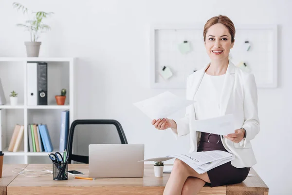 Empresária Executiva Fazendo Papelada Enquanto Senta Mesa Com Laptop — Fotografia de Stock