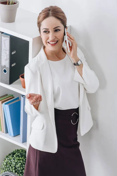 Smiling Female Manager Formal Wear Talking Smartphone Office — Free Stock Photo