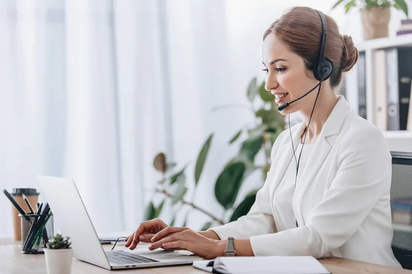Uitvoerend Vrouwelijke Operator Werkt Met Headset Laptop Callcenter — Stockfoto