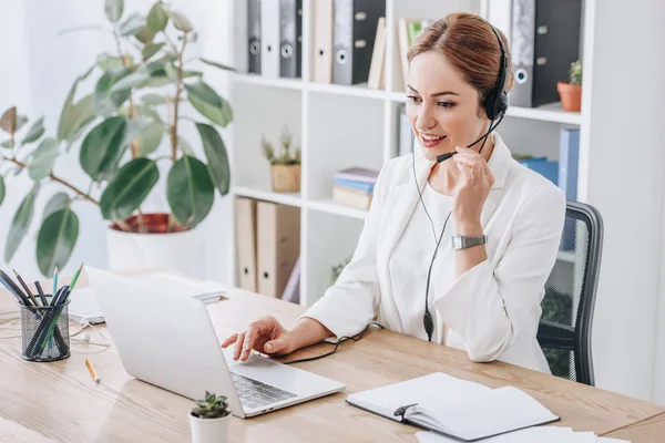 Schöner Bediener Der Mit Headset Und Laptop Modernen Büro Arbeitet — Stockfoto