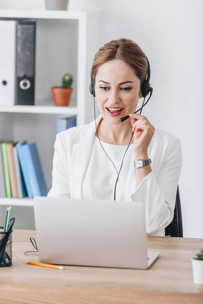 Prachtige Vrouwelijke Operator Werkt Met Headset Laptop Moderne Kantoren — Stockfoto