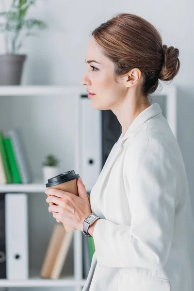 Geschäftsfrau Mit Einwegbecher Kaffee Modernen Büro — Stockfoto