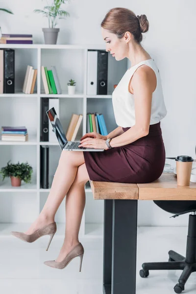 Attraktive Geschäftsfrau Arbeitet Mit Laptop Während Sie Büro Tisch Sitzt — Stockfoto