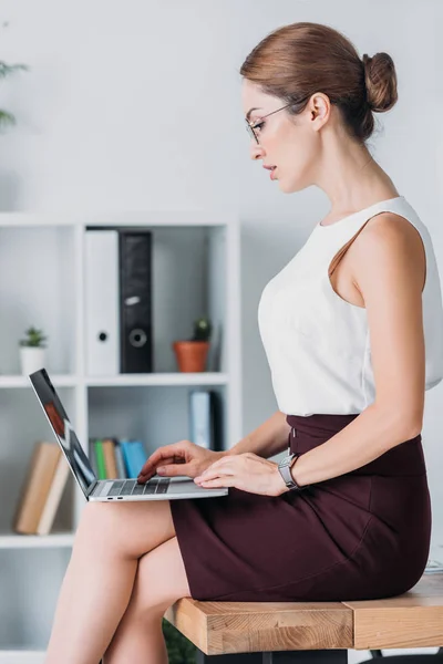 Mulher Negócios Atraente Que Trabalha Com Laptop Enquanto Está Sentado — Fotografia de Stock Grátis