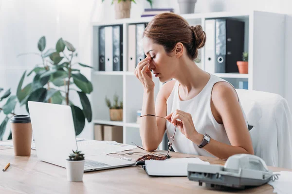 Trött Affärskvinna Sitter Arbetsplatsen Med Laptop Moderna Kontor — Stockfoto