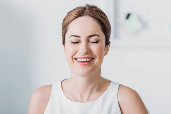 Portrett Vakker Lykkelig Kvinne Med Lukkede Øyne – stockfoto