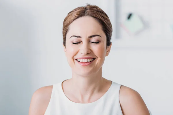 Primer Plano Retrato Hermosa Mujer Feliz Con Los Ojos Cerrados — Foto de Stock