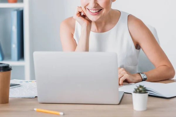 Bijgesneden Schot Van Gelukkig Zakenvrouw Zitten Werkplek Met Laptop — Stockfoto