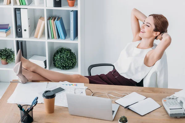 Adulto Feliz Mujer Negocios Sentado Silla Con Mano Detrás Cabeza — Foto de Stock