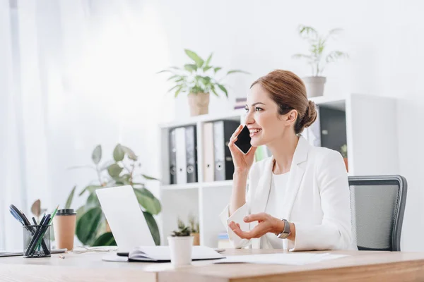 Wanita Bisnis Ceria Profesional Berbicara Smartphone Kantor Modern Dengan Laptop Stok Gambar Bebas Royalti