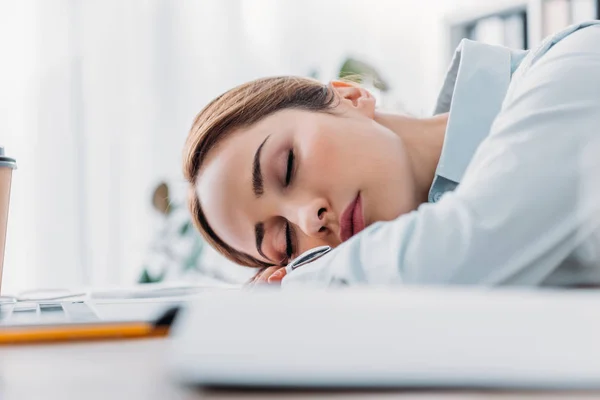 特写镜头的过度劳累的成年女实业家睡在工作场所 — 图库照片
