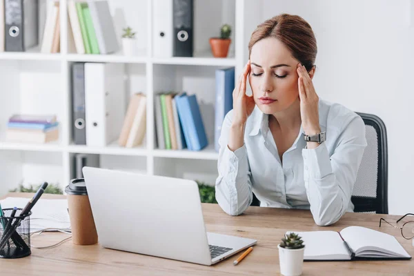 Mujer Negocios Adulta Con Exceso Trabajo Con Dolor Cabeza Sentada — Foto de Stock