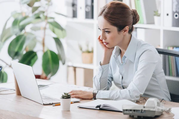 Gericht Vertrouwen Zakenvrouw Werken Met Laptop Moderne Kantoor — Stockfoto