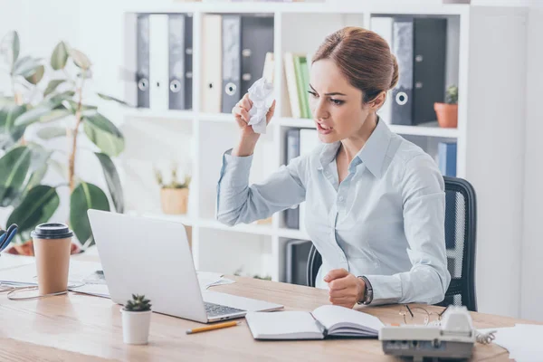 Mujer Negocios Adulta Estresada Arrugando Papel Mientras Mira Pantalla Del — Foto de Stock