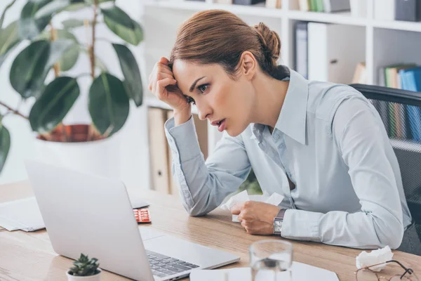 Suffering Sick Businesswoman Trying Work Office — Stock Photo, Image
