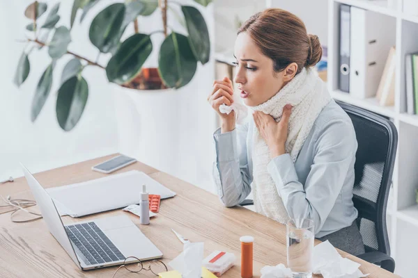 Vuxen Sjuk Affärskvinna Med Hosta Som Sitter Vid Arbetsplatsen Halsduk — Stockfoto