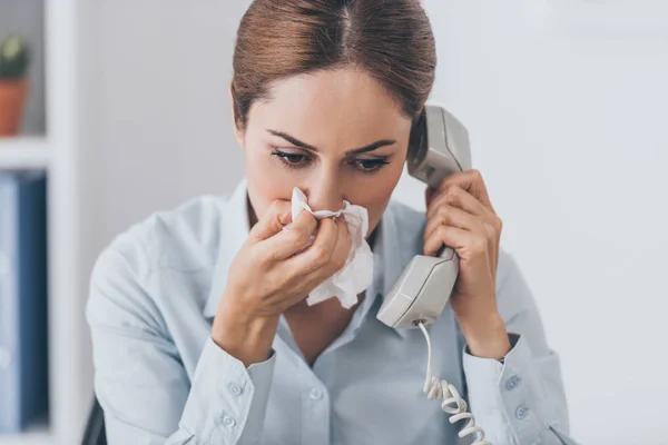 Close Portrait Adult Businesswoman Runny Nose Talking Wired Phone Office — Free Stock Photo