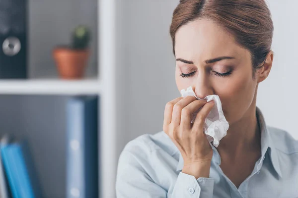 Retrato Cerca Mujer Negocios Con Secreción Nasal Oficina — Foto de Stock