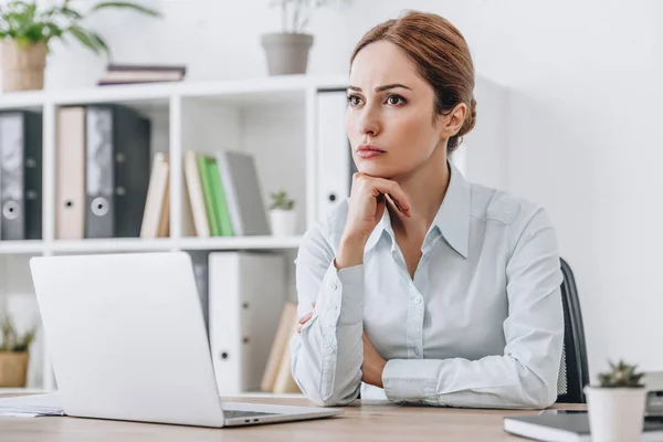 Nachdenkliche Erwachsene Geschäftsfrau Sitzt Arbeitsplatz Büro Und Schaut Weg — Stockfoto