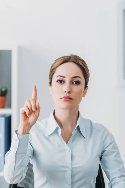 Seria Mujer Negocios Adulta Mirando Cámara Señalando Hacia Arriba Oficina —  Fotos de Stock