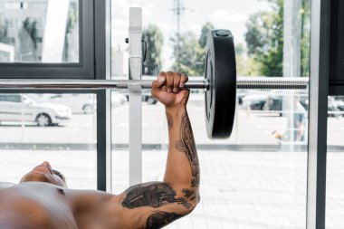 bankta yalan ve spor salonunda halter kaldırma kas dövmeli ABD'li sporcu