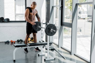 Halter salonunda eğitimle havlu ile kas genç sporcu