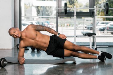 fitness mat spor salonunda egzersiz kas Afrikalı-Amerikalı adam