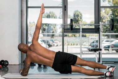 Dikiz fitness mat spor salonunda egzersiz kas Afrikalı-Amerikalı adam