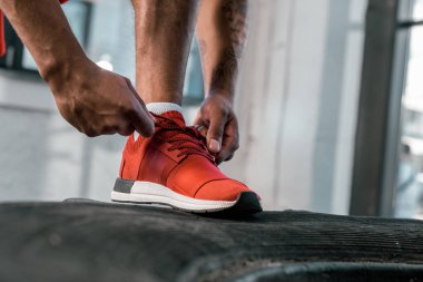 sporcu uygulamakla dantel spor salonunda kırmızı spor ayakkabı resim kırpılmış 