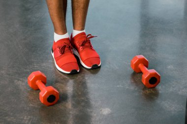 sporcu halter salonunda katta yakın duran kırmızı spor ayakkabılar içinde düşük bölümü