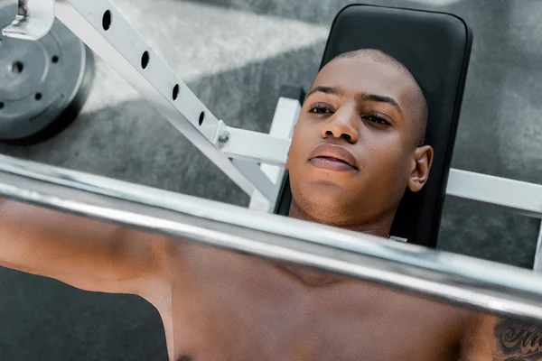 Top View Young African American Sportsman Lying Bench Lifting Barbell — Foto Stok Gratis