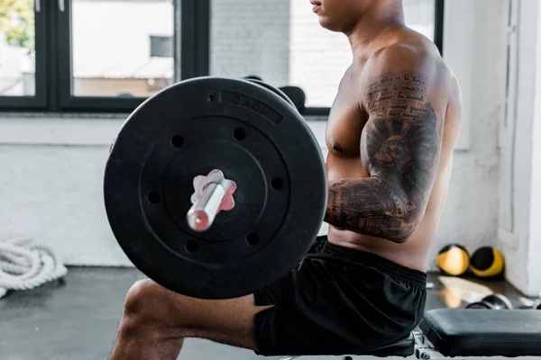 Recortado Tiro Deportista Muscular Sentado Banco Levantando Barra Gimnasio — Foto de stock gratuita