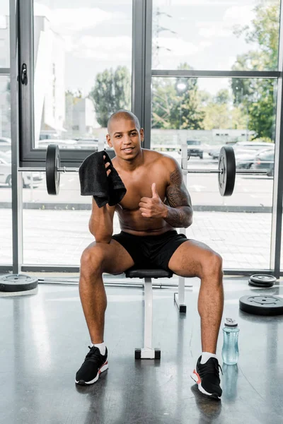 Musculoso Joven Afroamericano Deportista Con Toalla Mostrando Pulgar Hacia Arriba — Foto de stock gratis