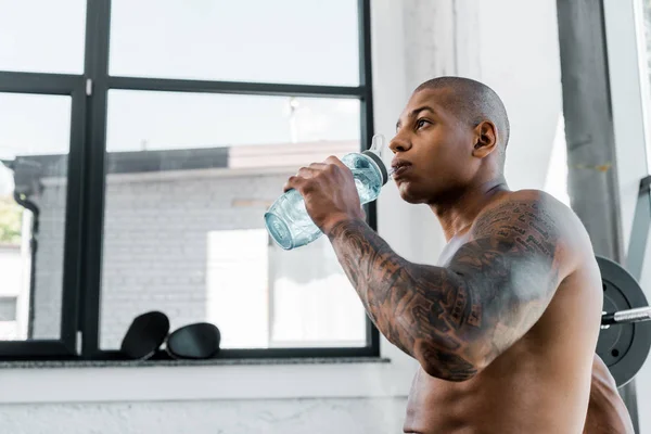 Låg Vinkel Syn Muskulös Shirtless Unga Tatuerade Sportsman Dricksvatten Gymmet — Stockfoto