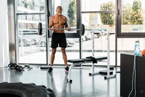Muskulös Shirtless Afroamerikanska Man Lyfta Skivstång Gymmet — Stockfoto