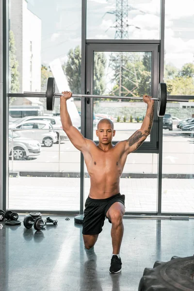 Musculoso Desnudo Pecho Joven Deportista Levantando Barra Gimnasio — Foto de Stock