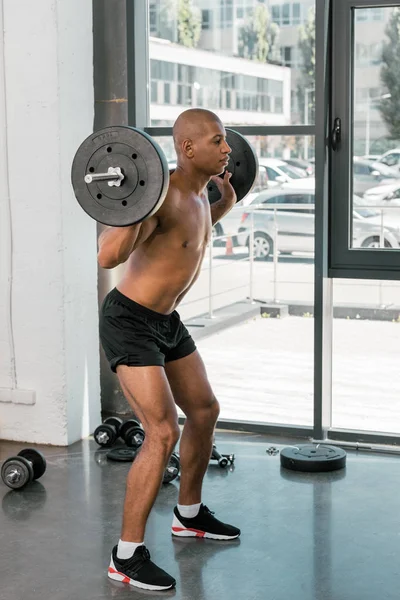 Atlético Jovem Afro Americano Desportista Levantar Barbell Ginásio — Fotos gratuitas