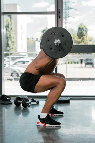 Vista Lateral Jovem Atlético Homem Levantando Barbell Ginásio — Fotos gratuitas