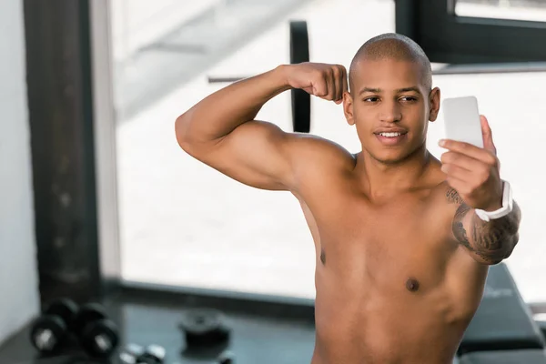 Smiling Young Sportsman Showing Biceps Taking Selfie Smartphone Gym — Stock Photo, Image