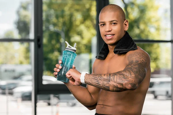 Souriant Jeune Homme Musclé Tenant Bouteille Eau Vérifier Smartwacth Dans — Photo gratuite