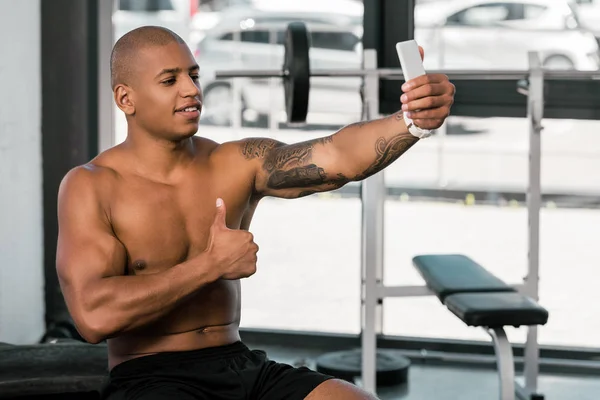Leende Muskulös Afroamerikanska Man Visar Tummen Och Tar Selfie Med — Stockfoto