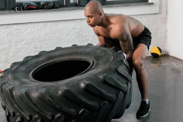 Young Muscular Bare Chested African American Sportsman Training Tyre Gym — Free Stock Photo