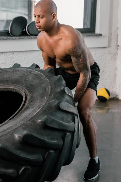 Muscular Jovem Afro Americano Homem Exercitando Com Pneu Ginásio — Fotografia de Stock