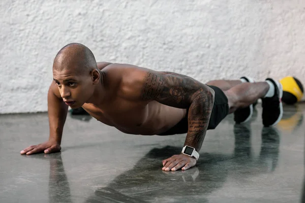 Musculoso Sin Camisa Joven Afroamericano Hombre Haciendo Flexiones Gimnasio —  Fotos de Stock