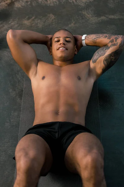 Vista Ángulo Alto Del Deportista Afroamericano Tatuado Haciendo Abdominales Colchoneta — Foto de stock gratis