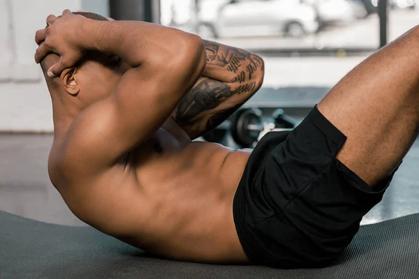 Seitenansicht Eines Afrikanisch Amerikanischen Sportlers Beim Bauchmuskeltraining Auf Einer Fitnessmatte — Stockfoto