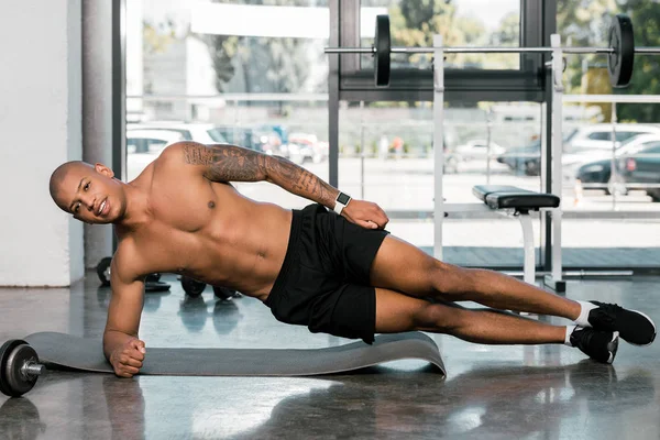 Muscular African American Man Exercising Fitness Mat Gym — Stock Photo, Image