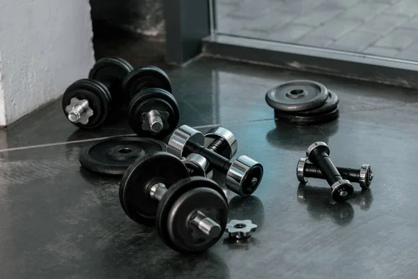 Selectieve Aandacht Ijzer Dumbbells Verdieping Sportschool — Stockfoto